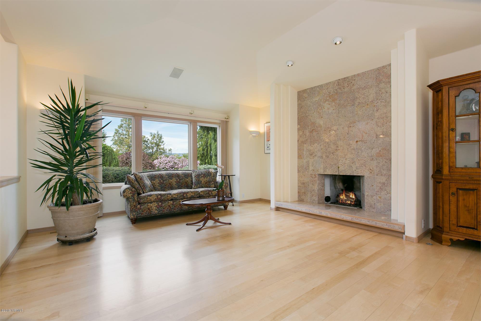 13990 Gilbert Road Yakima, WA 98903 - Photo 3 of 29 a living room with furniture and a fireplace