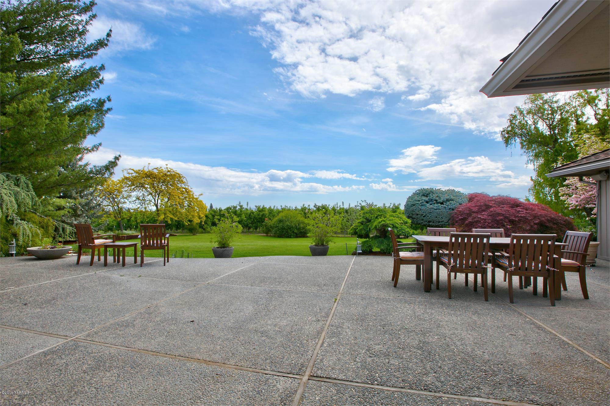 13990 Gilbert Road Yakima, WA 98903 - Photo 21 of 29 a view of a patio with a table and chairs