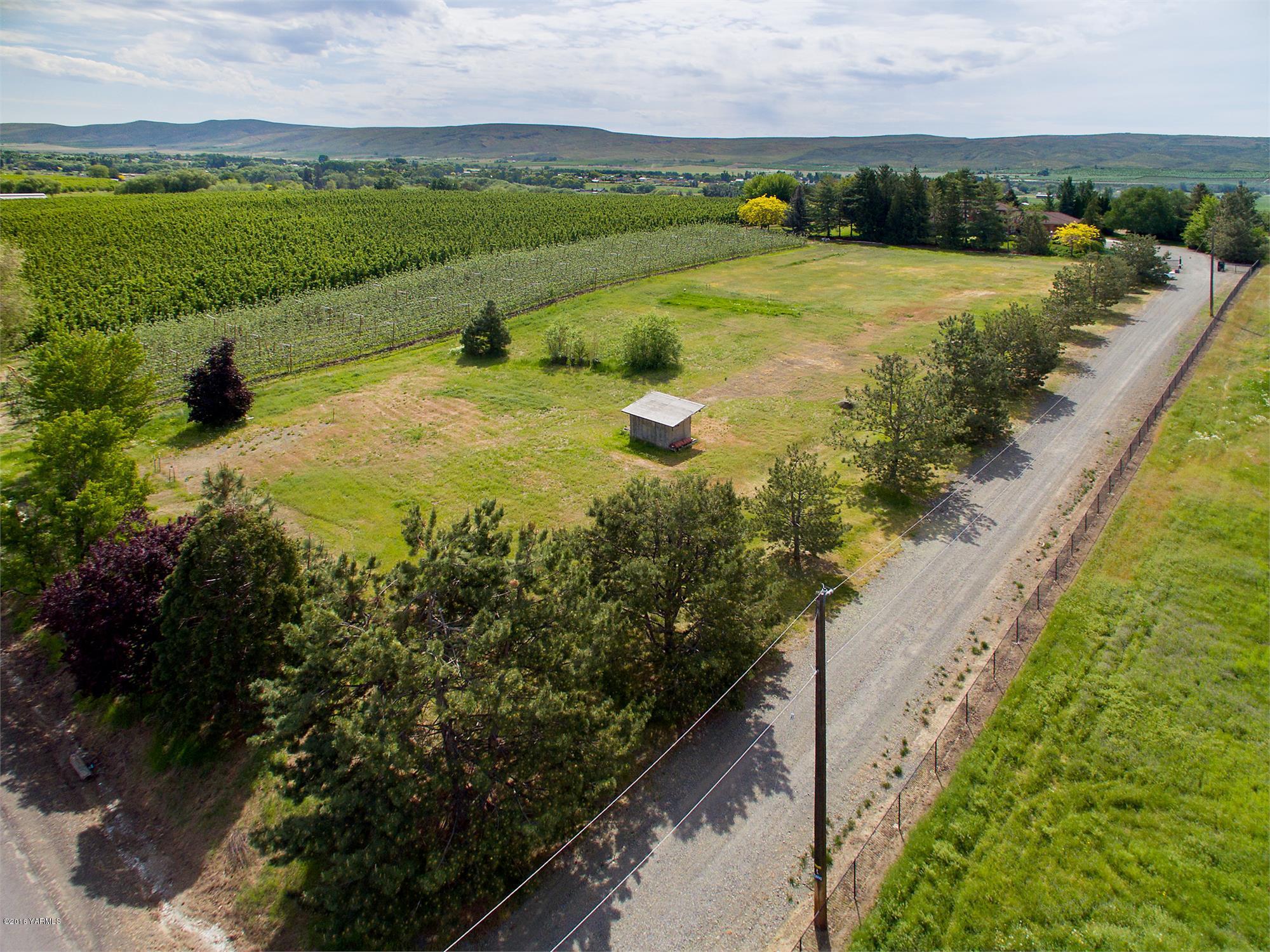13990 Gilbert Road Yakima, WA 98903 - Photo 23 of 29 a view of a lake with a big yard