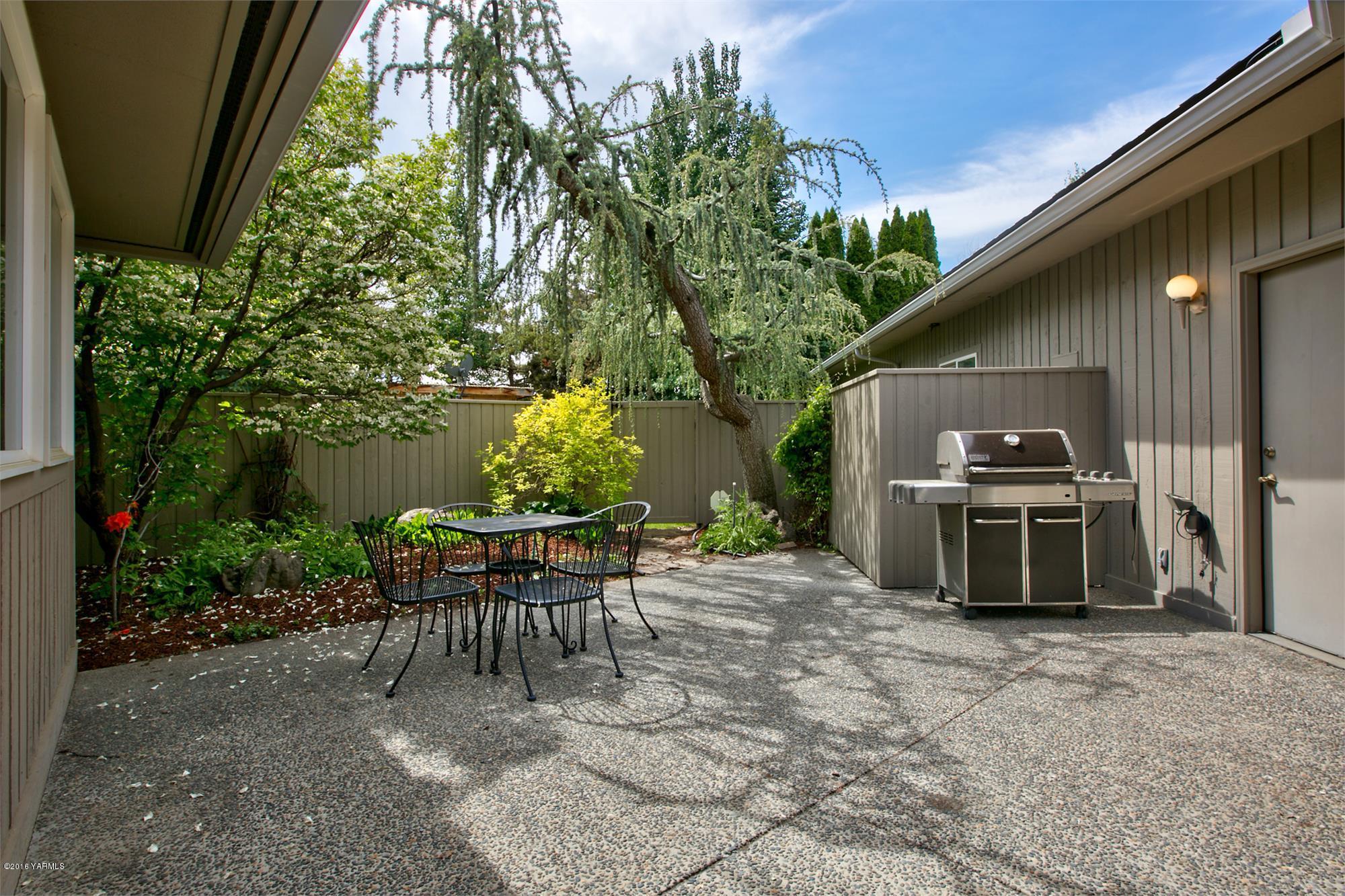 13990 Gilbert Road Yakima, WA 98903 - Photo 28 of 29 a view of a backyard with furniture and a yard