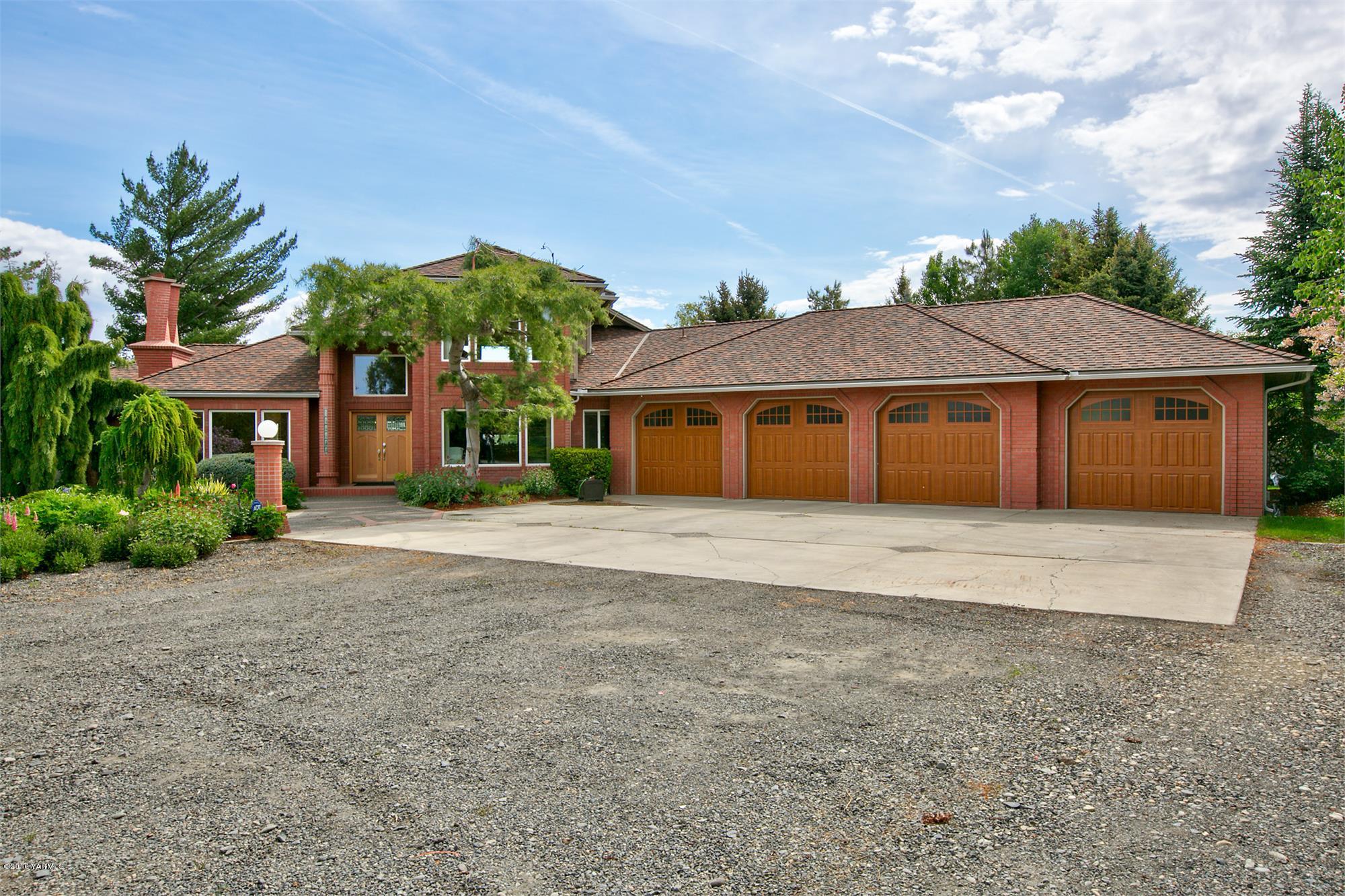 13990 Gilbert Road Yakima, WA 98903 - Photo 29 of 29 a front view of a house with a garden