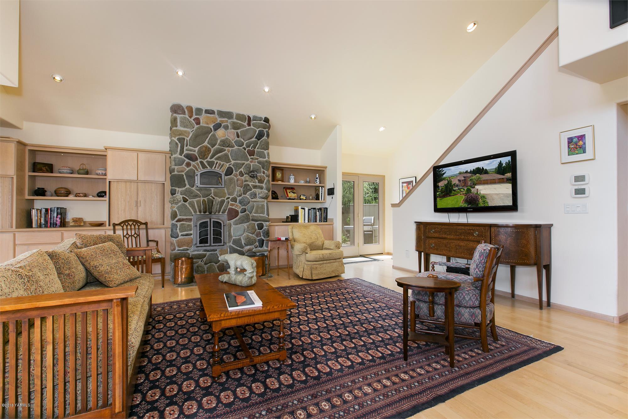 13990 Gilbert Road Yakima, WA 98903 - Photo 6 of 29 a living room with furniture and a flat screen tv