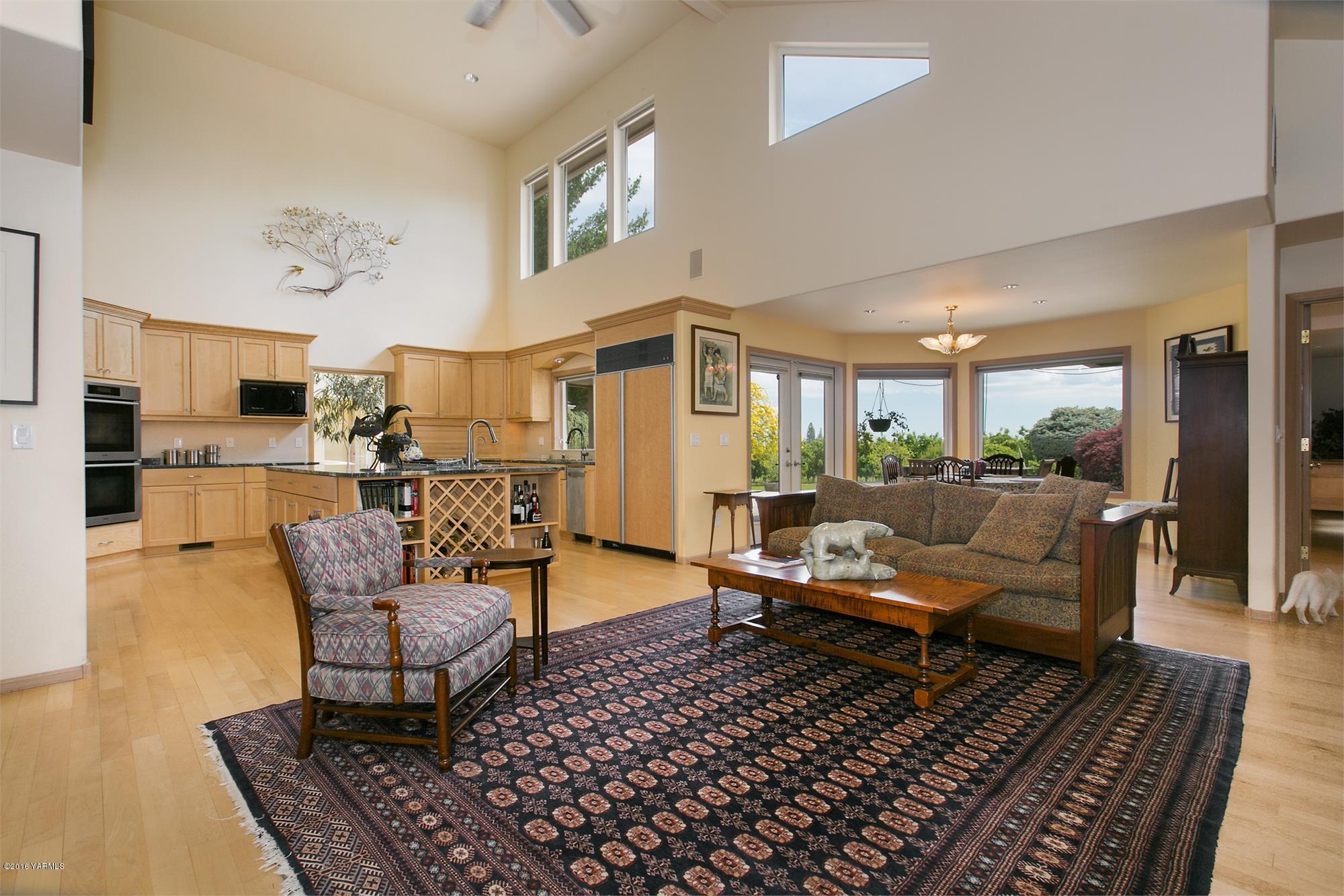 13990 Gilbert Road Yakima, WA 98903 - Photo 7 of 29 a living room with furniture and a table