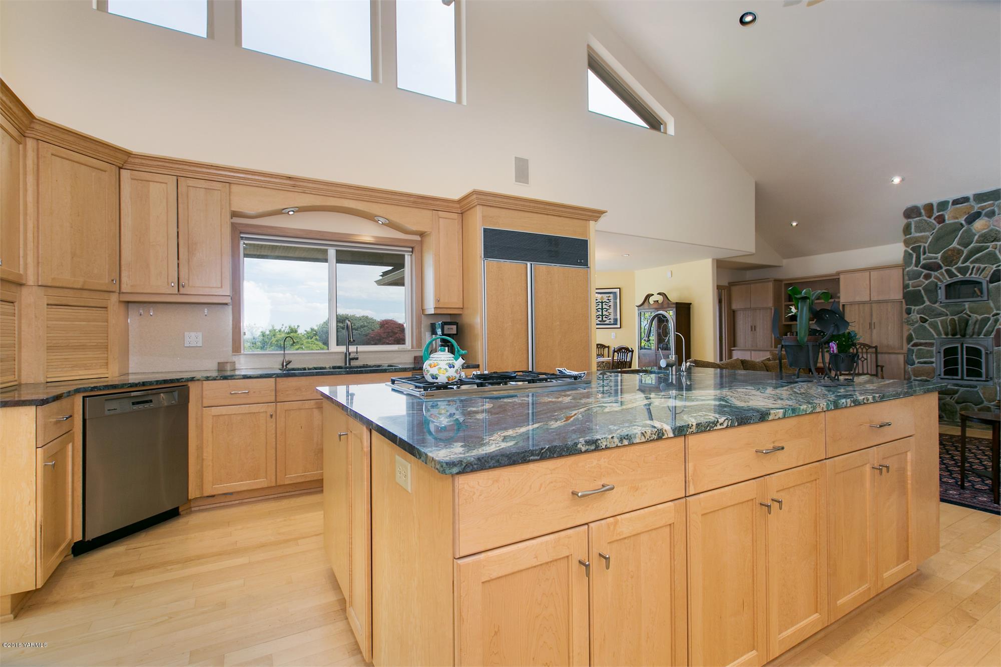 13990 Gilbert Road Yakima, WA 98903 - Photo 9 of 29 a kitchen with granite countertop white cabinets and white appliances