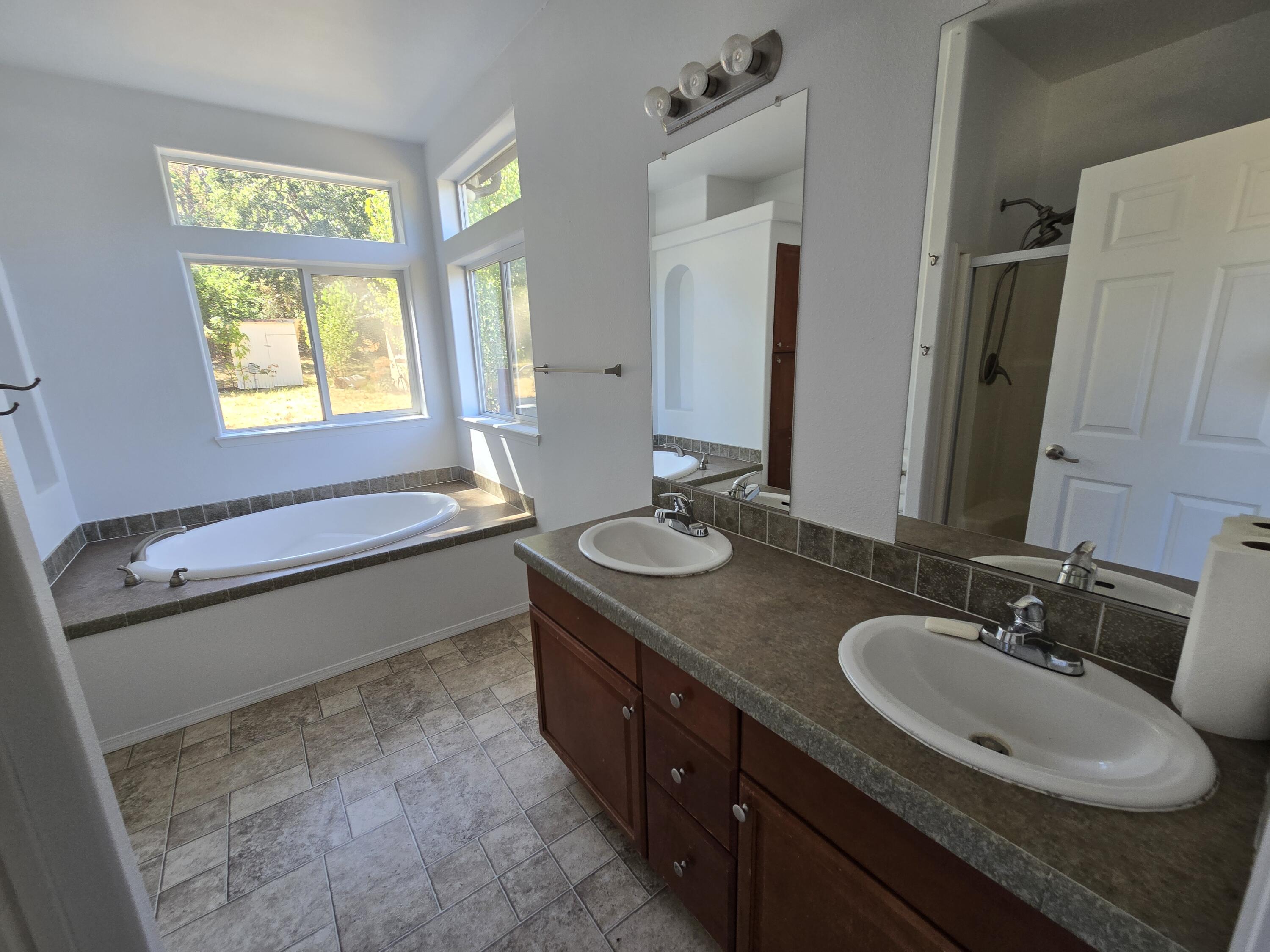 240 Homewood Road Grants Pass, OR 97527 - Photo 23 of 39 Primary Bathroom