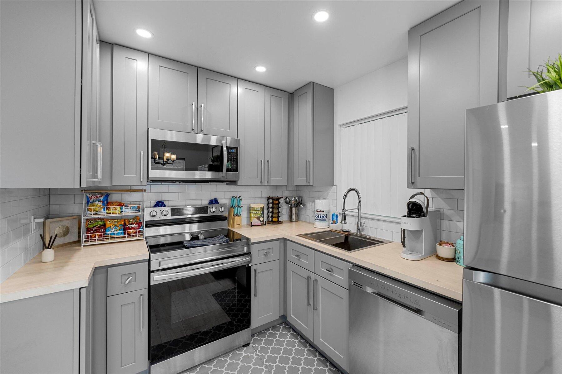 210 6th Street Jupiter, FL 33458 - Photo 11 of 36 11-DSC09512