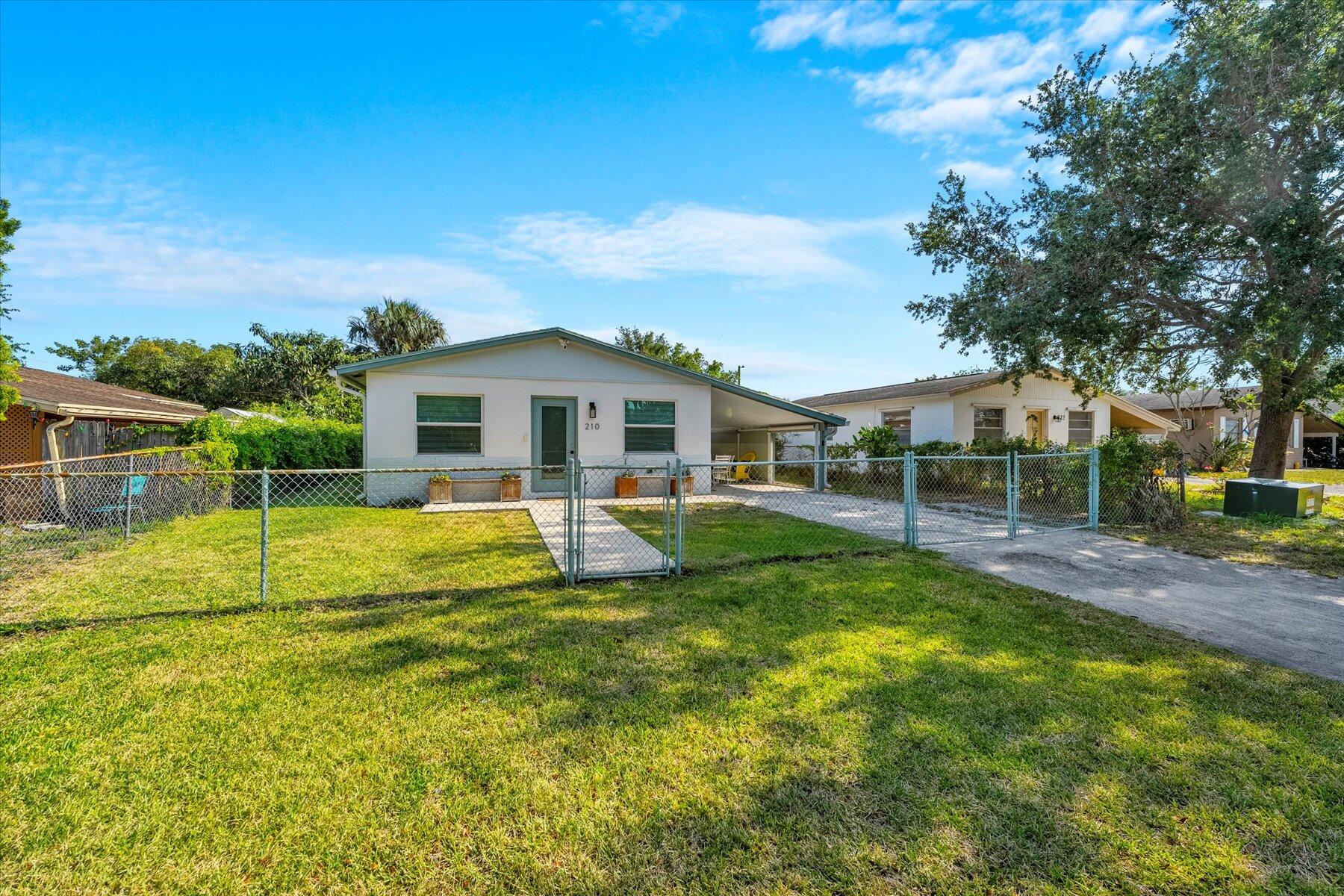 210 6th Street Jupiter, FL 33458 - Photo 4 of 36 01-DSC09426