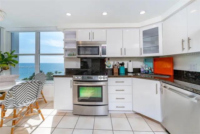 $2,300,000 | 609 Ocean Drive, Unit 8G, Key Biscayne, FL 33149