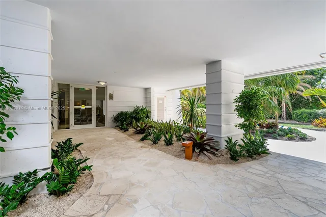 $2,300,000 | 609 Ocean Drive, Unit 8G, Key Biscayne, FL 33149