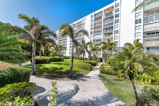 $2,300,000 | 609 Ocean Drive, Unit 8G, Key Biscayne, FL 33149