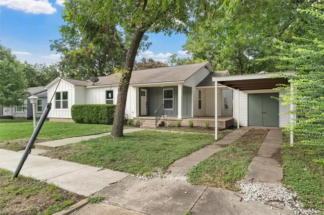 a view of a house with a yard and plants