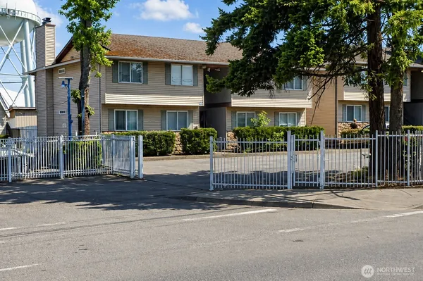 $2,000 | 3110 South 216th Street, Unit D1, SeaTac, WA 98198