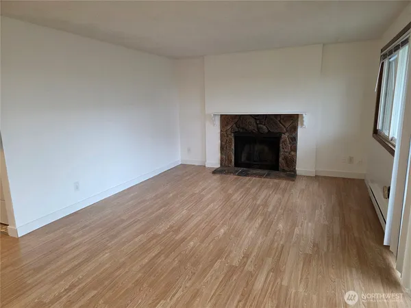 $2,000 | 3110 South 216th Street, Unit D1, SeaTac, WA 98198
