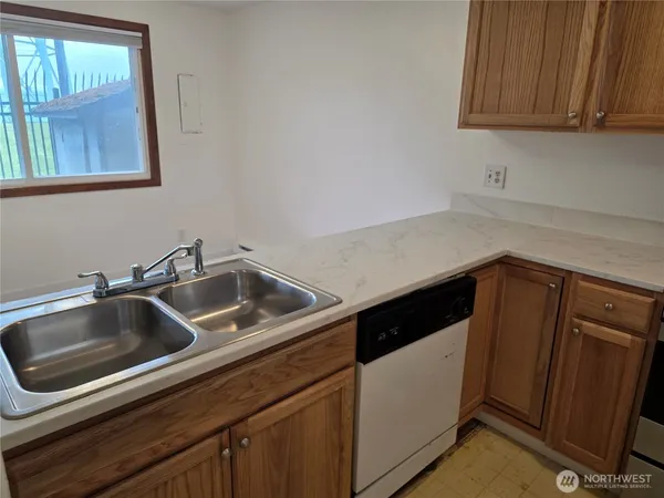 $2,000 | 3110 South 216th Street, Unit D1, SeaTac, WA 98198