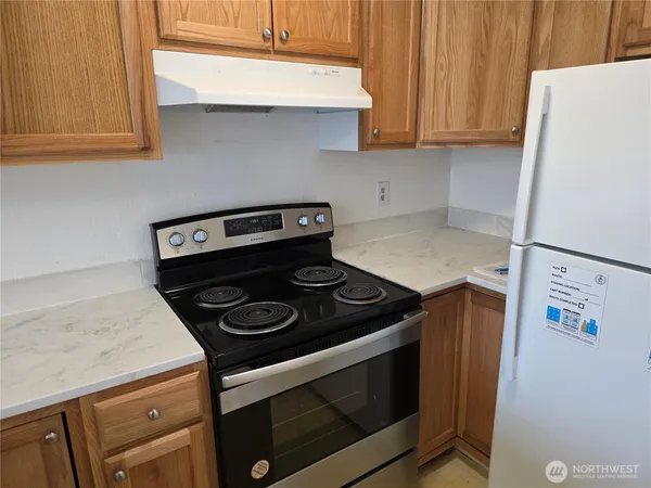 $2,000 | 3110 South 216th Street, Unit D1, SeaTac, WA 98198