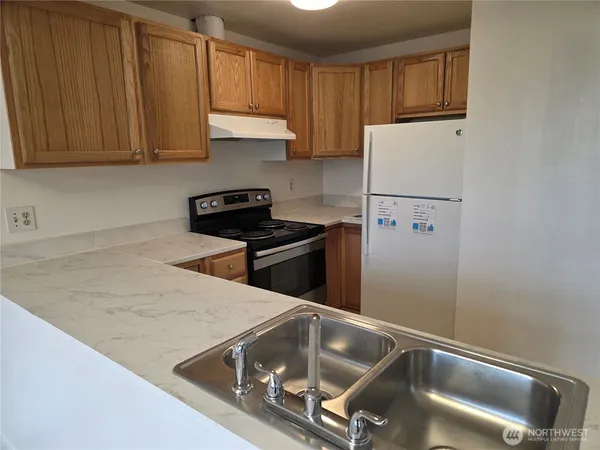 $2,000 | 3110 South 216th Street, Unit D1, SeaTac, WA 98198