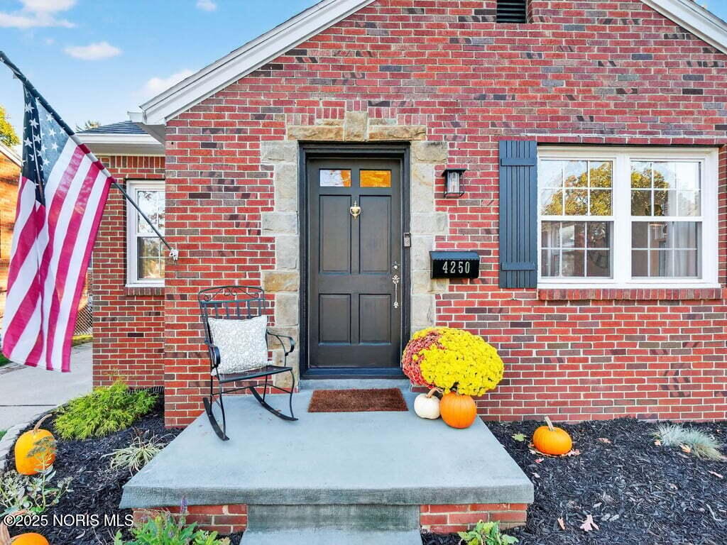 4250 Garrison Road Toledo, OH 43613 - Photo 5 of 48 5-custom-4250-garrison-road-toledo-oh-us