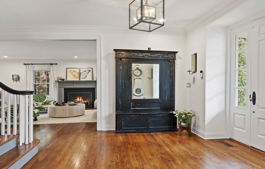 346 Sheridan Road Winnetka, IL 60093 - Photo 2 of 59 a view of a livingroom with wooden floor and furniture