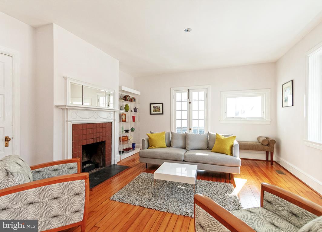 329 Hawthorn Road Baltimore, MD 21210 - Photo 2 of 53 Living Room