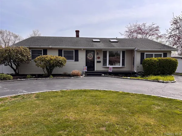 $749,000 | 212 Matthews Road, Oakdale, NY 11769