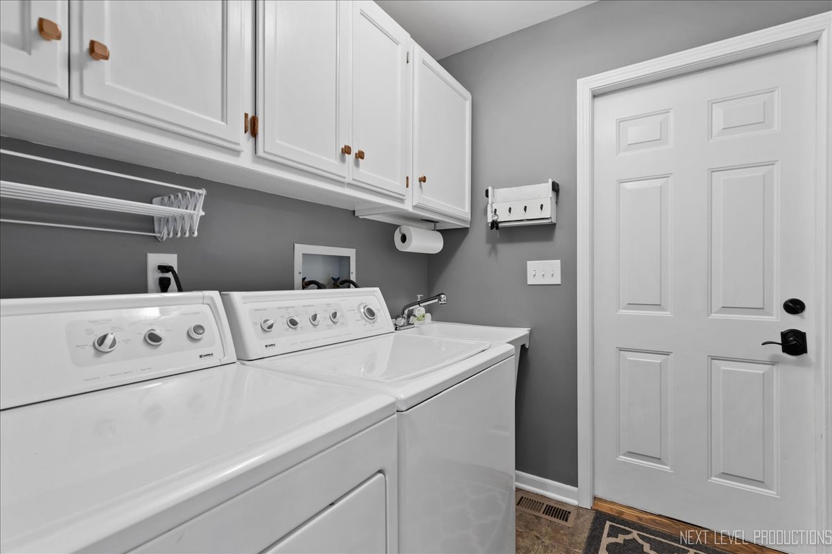 1521 Eagle Brook Drive Geneva, IL 60134 - Photo 25 of 41 a utility room with dryer and washer