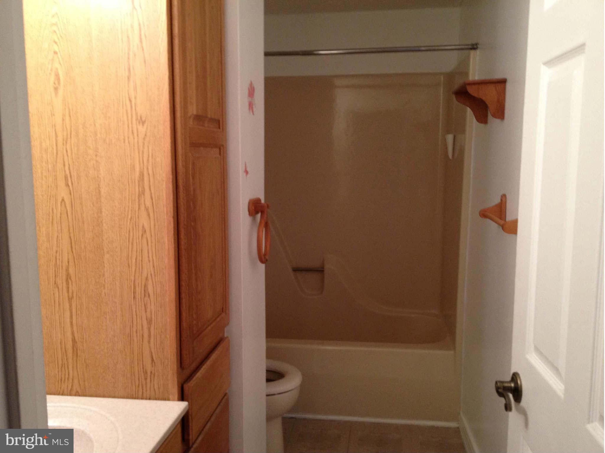 618 Fuselage Avenue Baltimore, MD 21221 - Photo 6 of 13 Bath