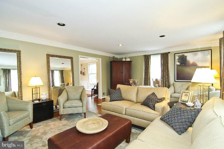 10912 Cripplegate Road Potomac, MD 20854 - Photo 1 of 21 Living Room