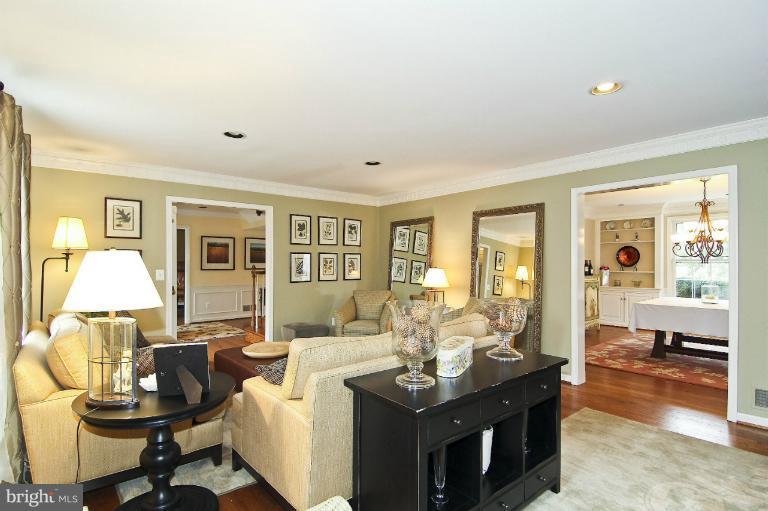 10912 Cripplegate Road Potomac, MD 20854 - Photo 12 of 21 Living Room