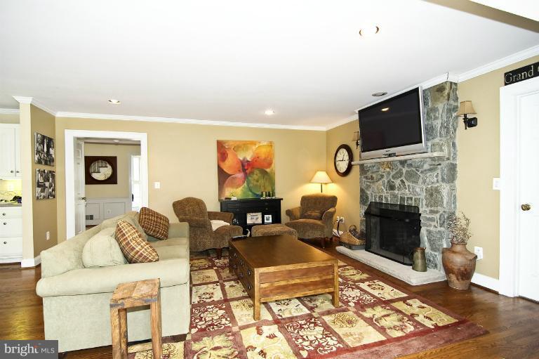 10912 Cripplegate Road Potomac, MD 20854 - Photo 17 of 21 Family Room