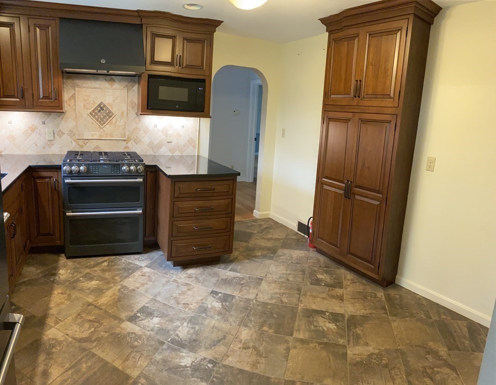 346 Kibbe Road East Longmeadow, MA 01028 - Photo 6 of 23 Gallery Image 6