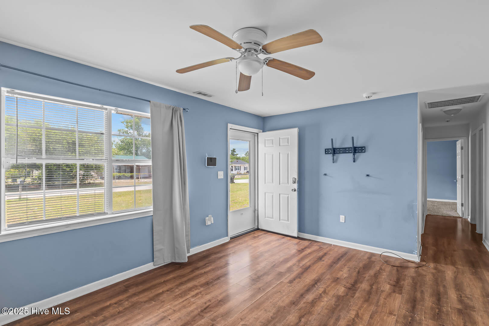 103 Riegel Drive Hubert, NC 28539 - Photo 4 of 17 Living Room and Hallway