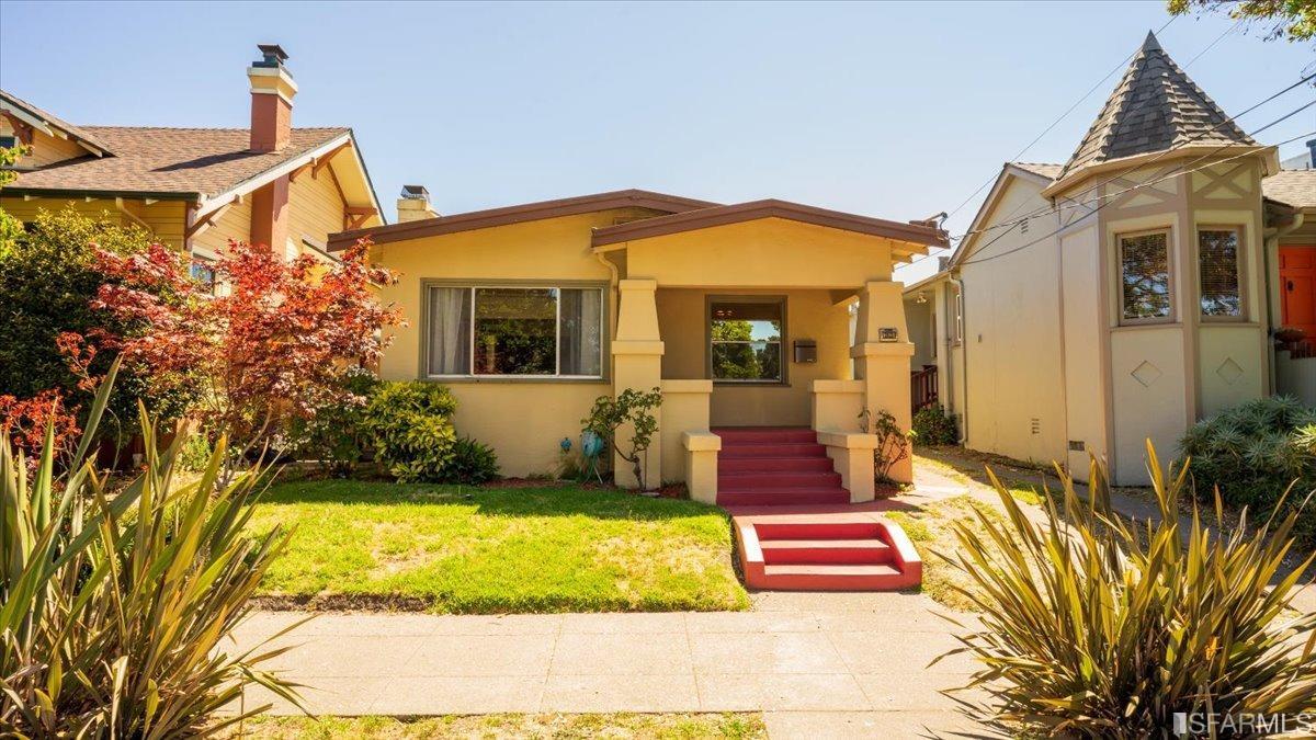 2823 Park Street Berkeley, CA 94702 - Photo 3 of 16 a front view of a house with a yard