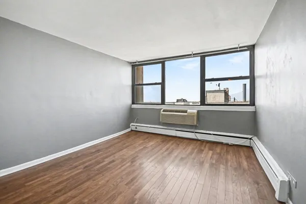 $199,900 | 5740 North Sheridan Road, Unit 8D, Chicago, IL 60660