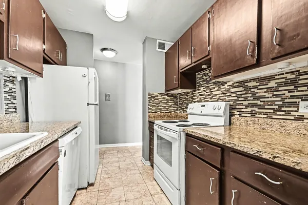 $199,900 | 5740 North Sheridan Road, Unit 8D, Chicago, IL 60660