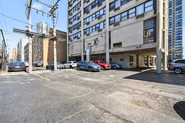 $199,900 | 5740 North Sheridan Road, Unit 8D, Chicago, IL 60660