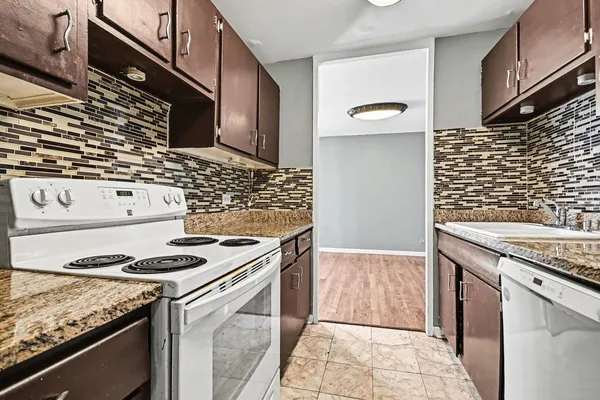 $199,900 | 5740 North Sheridan Road, Unit 8D, Chicago, IL 60660