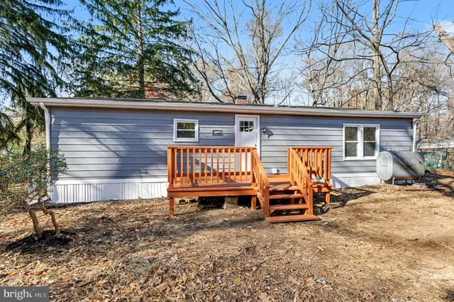 a view of a yard with a house