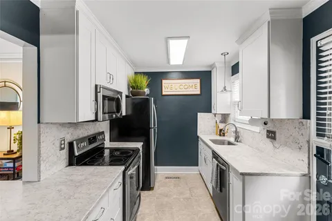 $275,000 | 220 Wakefield Drive, Unit B, Charlotte, NC 28209