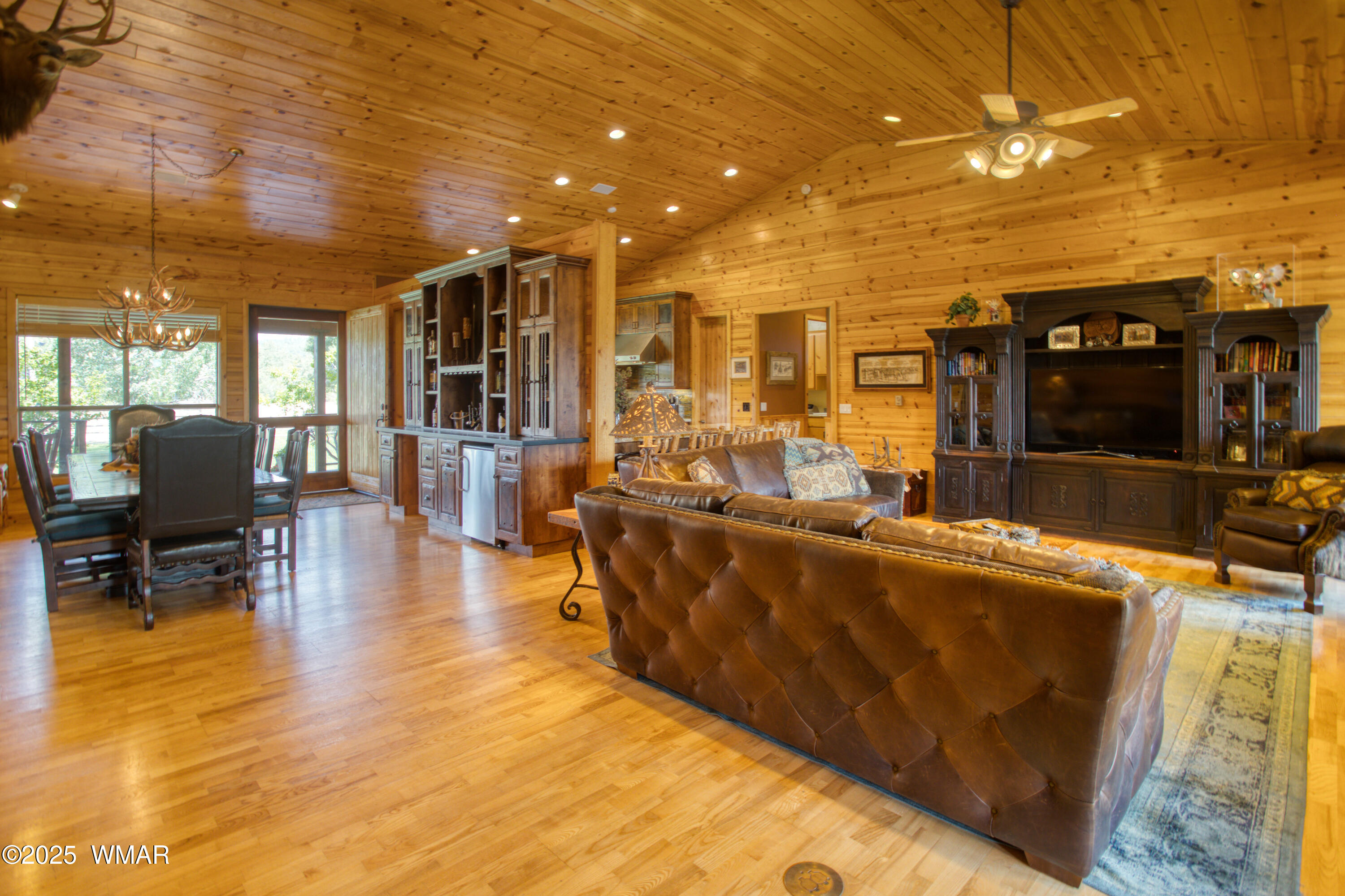 422 B Sponseller Siding Road Pinetop, AZ 85935 - Photo 20 of 74 Living Area and Dining