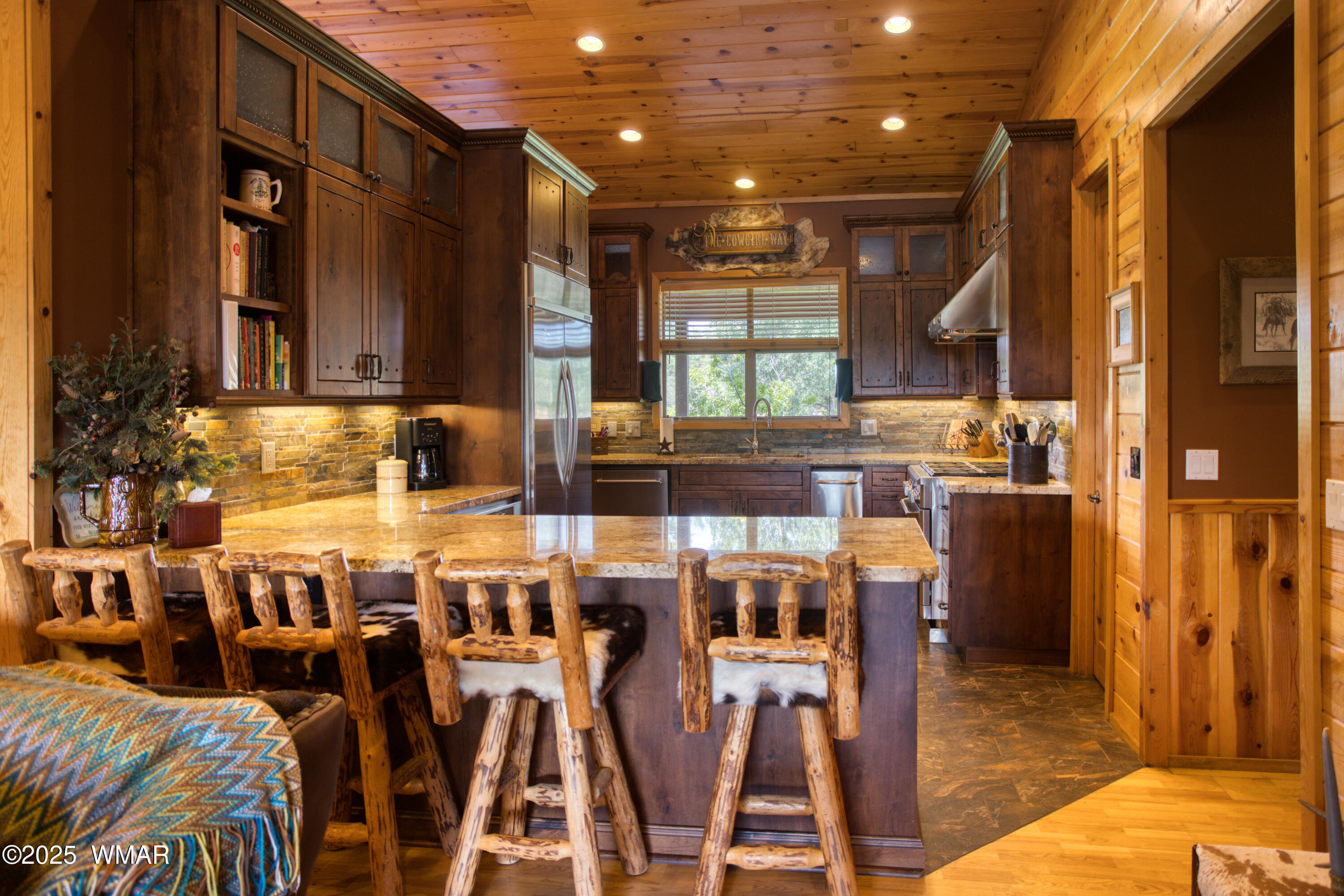 422 B Sponseller Siding Road Pinetop, AZ 85935 - Photo 25 of 74 Breakfast Bar and Kitchen