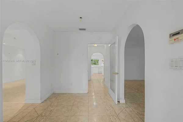 a view of entryway with