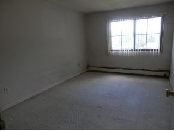 134 Mammoth Road, Unit 6 Hooksett, NH 03106 - Photo 2 of 8