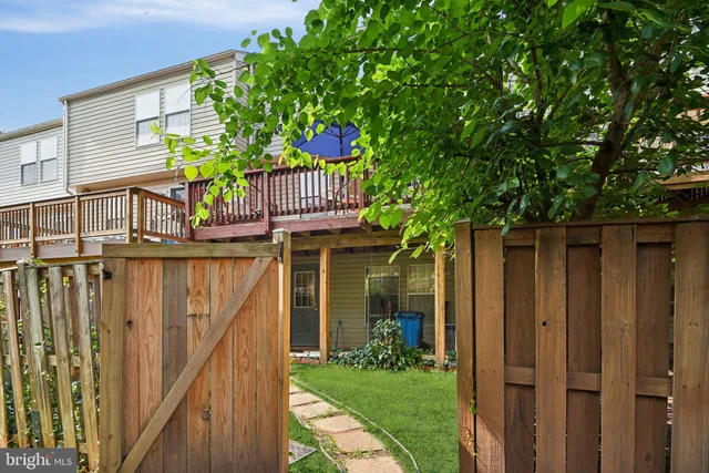 a view of entryway with a garden