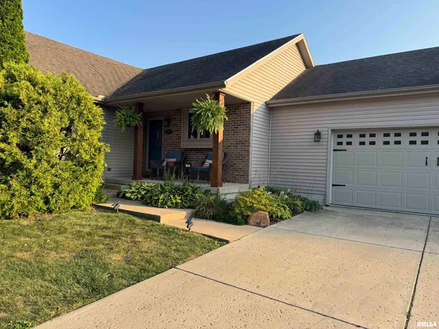 $297,500 | 212 East Garfield Street, Minier, IL 61759