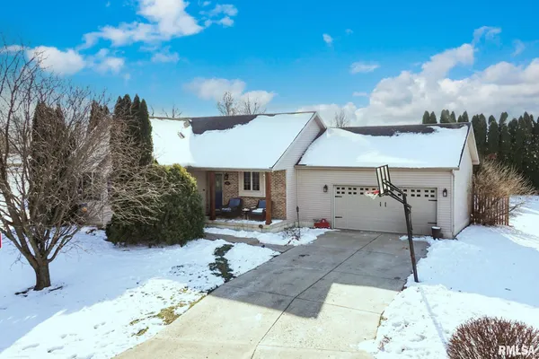 $284,900 | 212 East Garfield Street, Minier, IL 61759