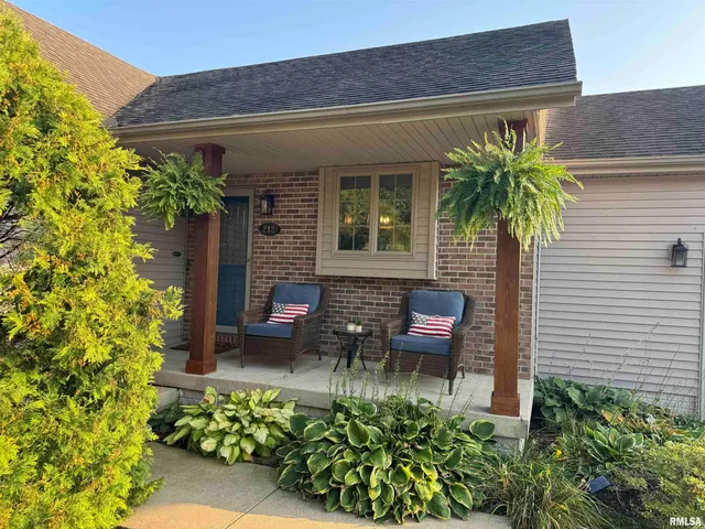 $297,500 | 212 East Garfield Street, Minier, IL 61759