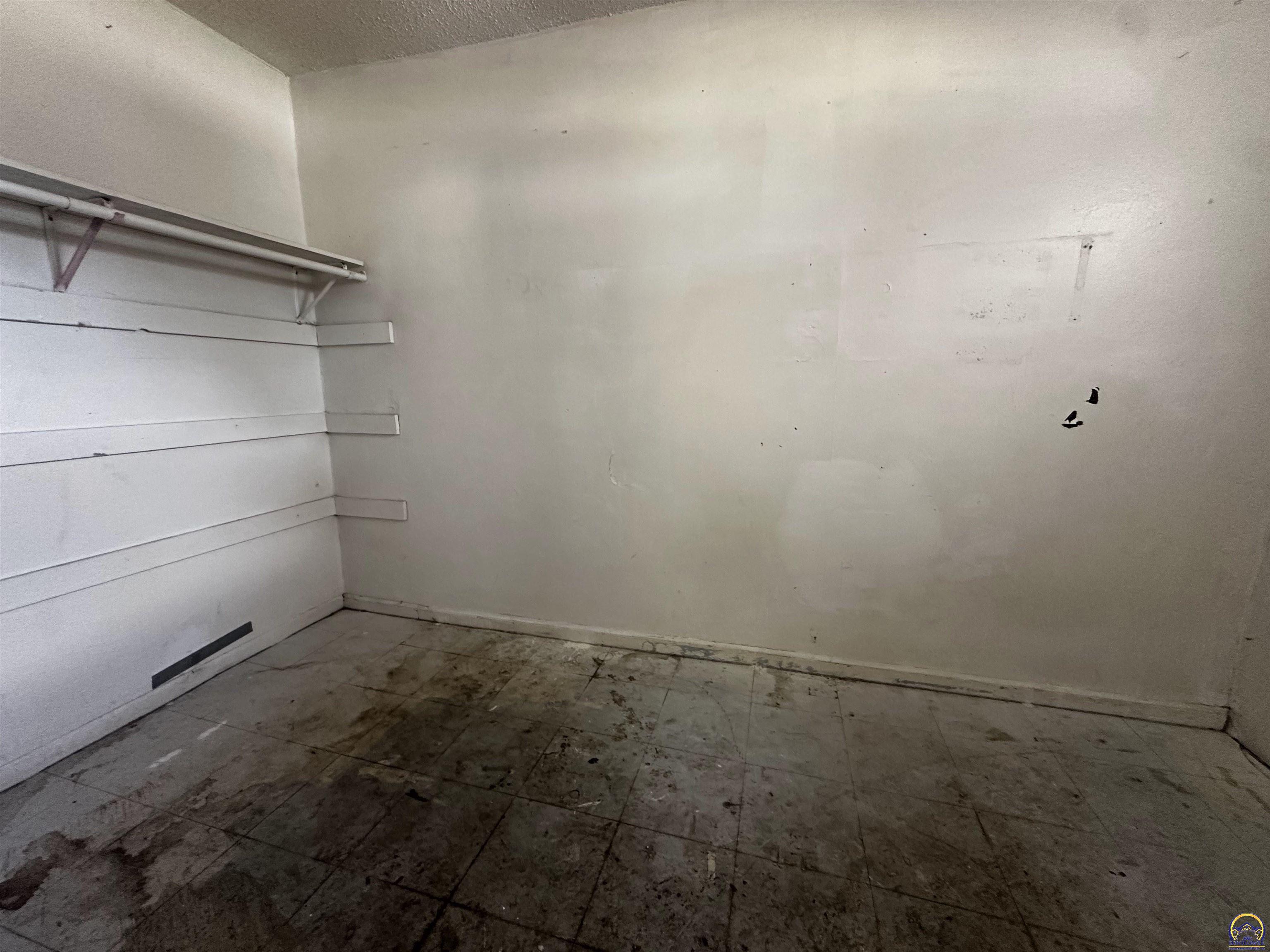 313 Southwest 13th Street Topeka, KS 66612 - Photo 12 of 23