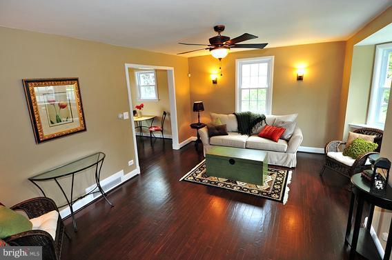 7 Dunmore Road Catonsville, MD 21228 - Photo 13 of 26 Living Room