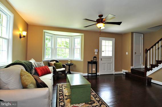 7 Dunmore Road Catonsville, MD 21228 - Photo 18 of 26 Living Room