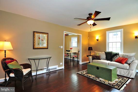 7 Dunmore Road Catonsville, MD 21228 - Photo 7 of 26 Living Room